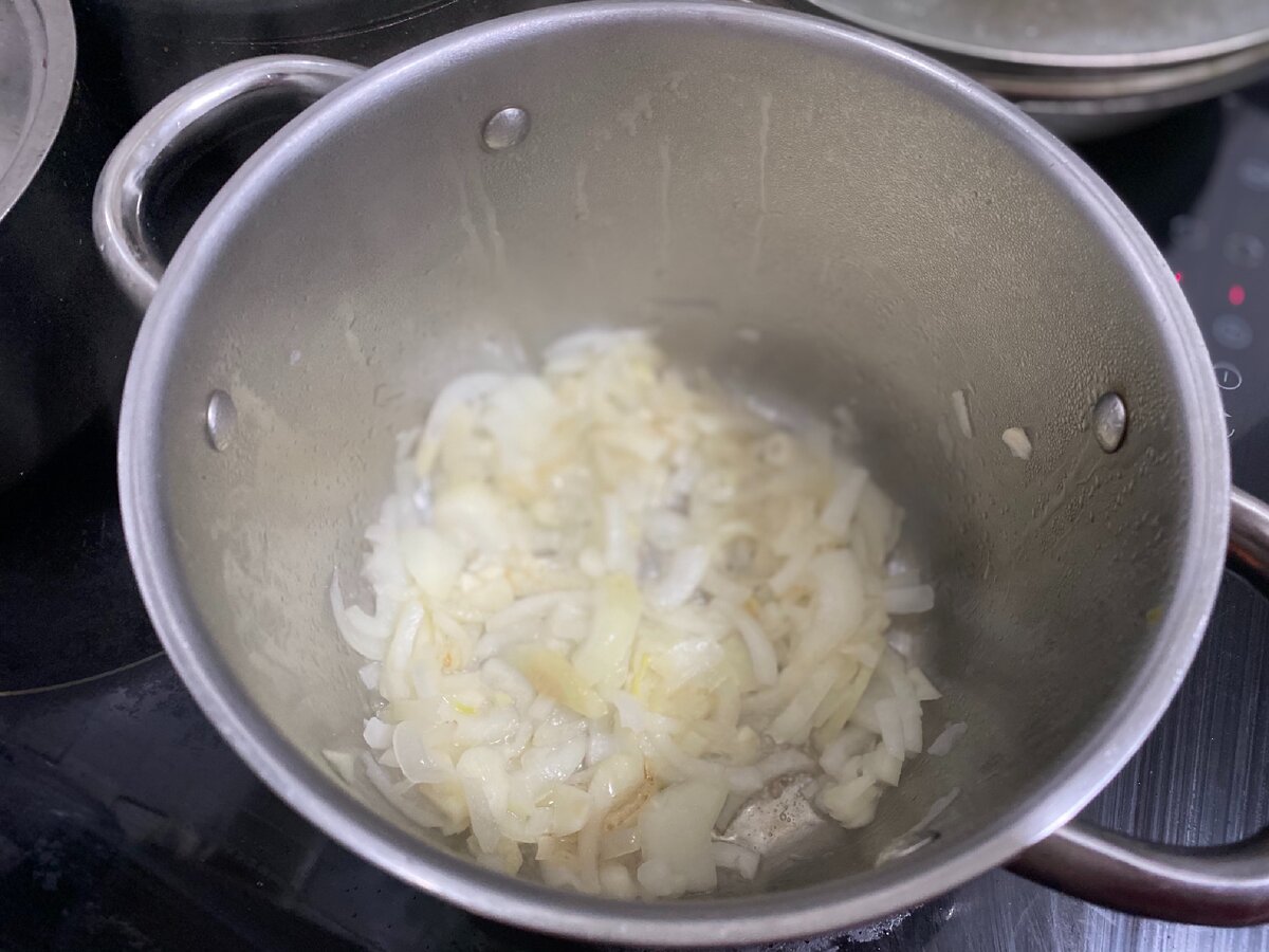 Обжарка лука и чеснока