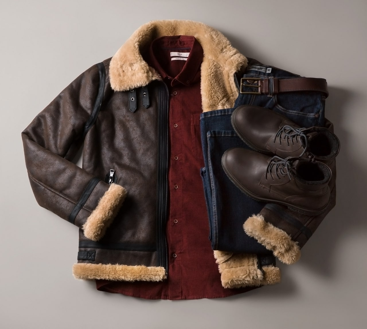 Образ с бордовой вельветовой рубашкой и темными джинсами