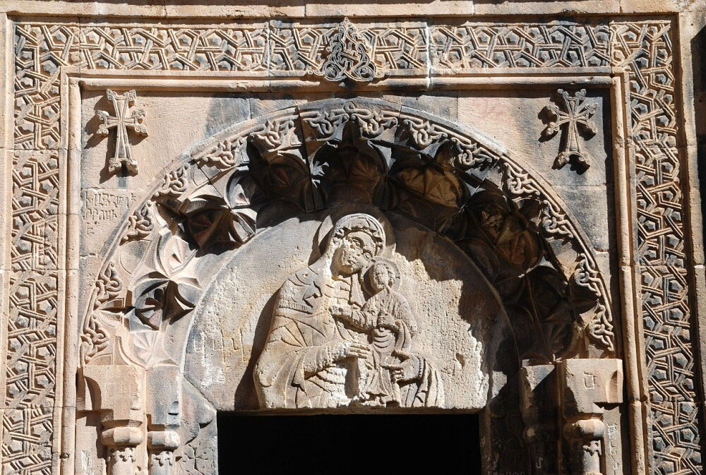 Тимпан с изображением Богородицы. Фото: wikipedia.org