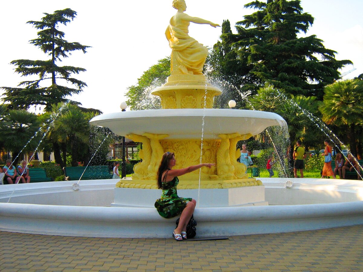 А после моря — мойтесь в фонтане!  Фото автора.