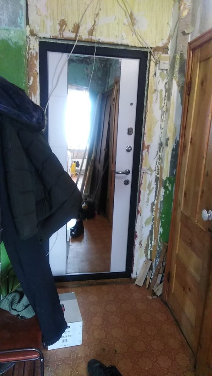 Новая входная дверь. ОЧЕНЬ ХОТЕЛА ИМЕННО ТАКУЮ С ЗЕРКАЛОМ.