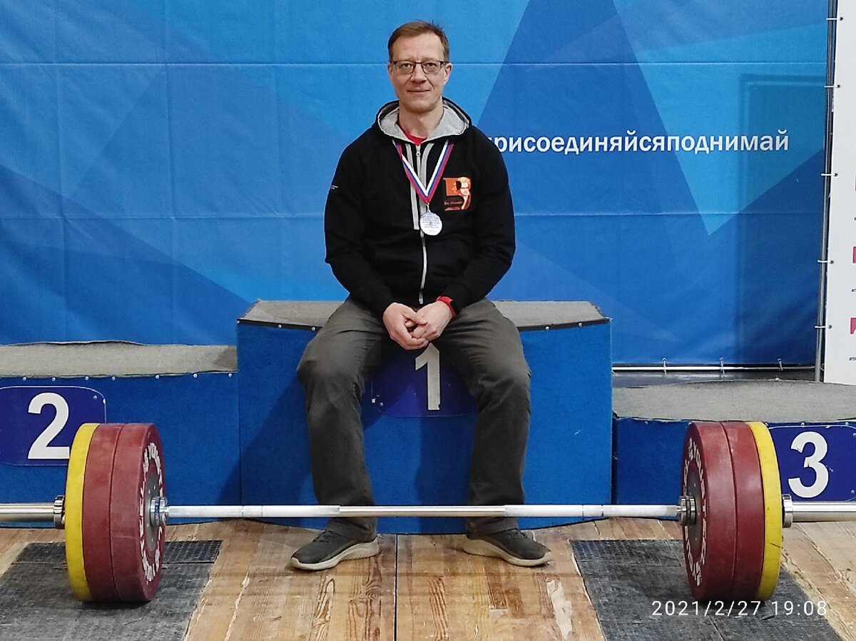 Этот вес на штанге пока не для меня. А медаль за второе место – моя.