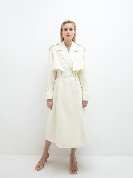 Трендовый тренч с большим количеством интересных элементов