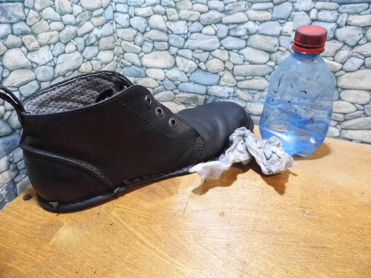 Продавилась пятка в кроссовках. Залить подошвы. Заклейка дырки в подошве. Залить подошвы. Починить подошву кроссовок.