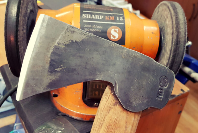 Заточка топора. (Фото используется по стандартной лицензии ©ogorodnye-shpargalki.ru)