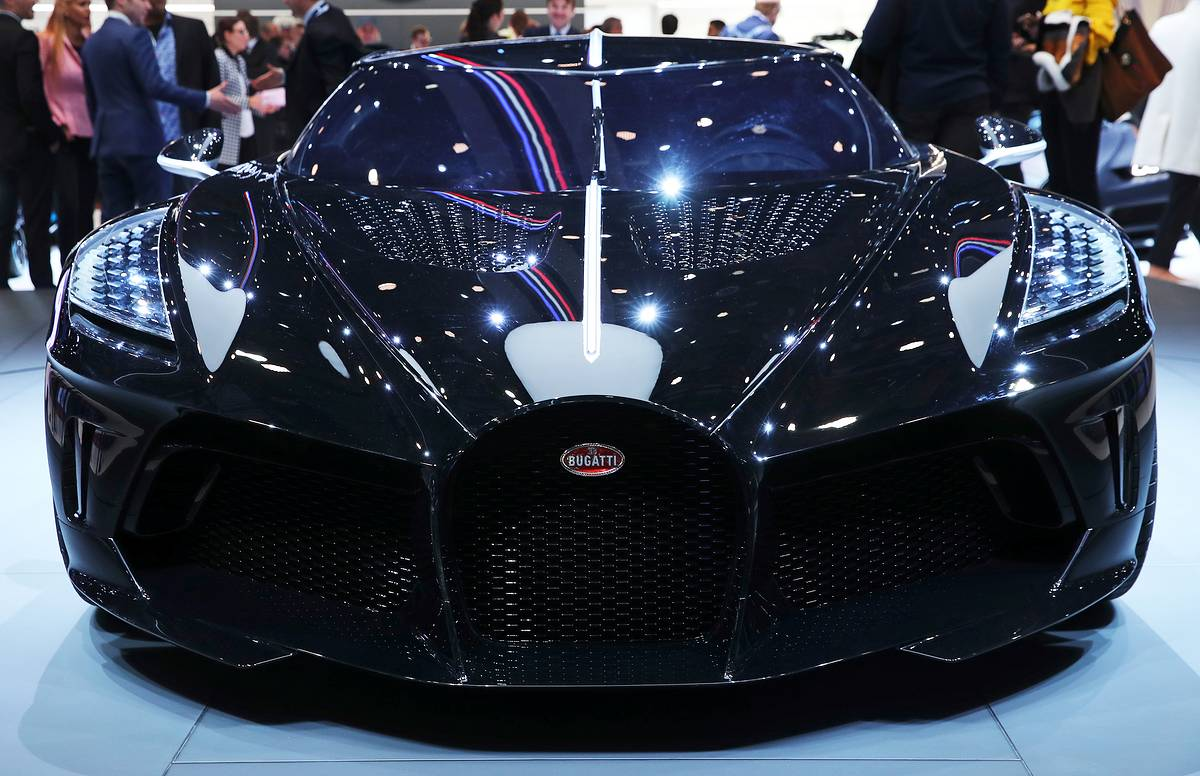 Самые топ автомобили. Машина Bugatti la voiture noire. Бугатти la voiture noire 2021. Новая Бугатти 2022. Самая дорогая Бугатти Бугатти в мире.