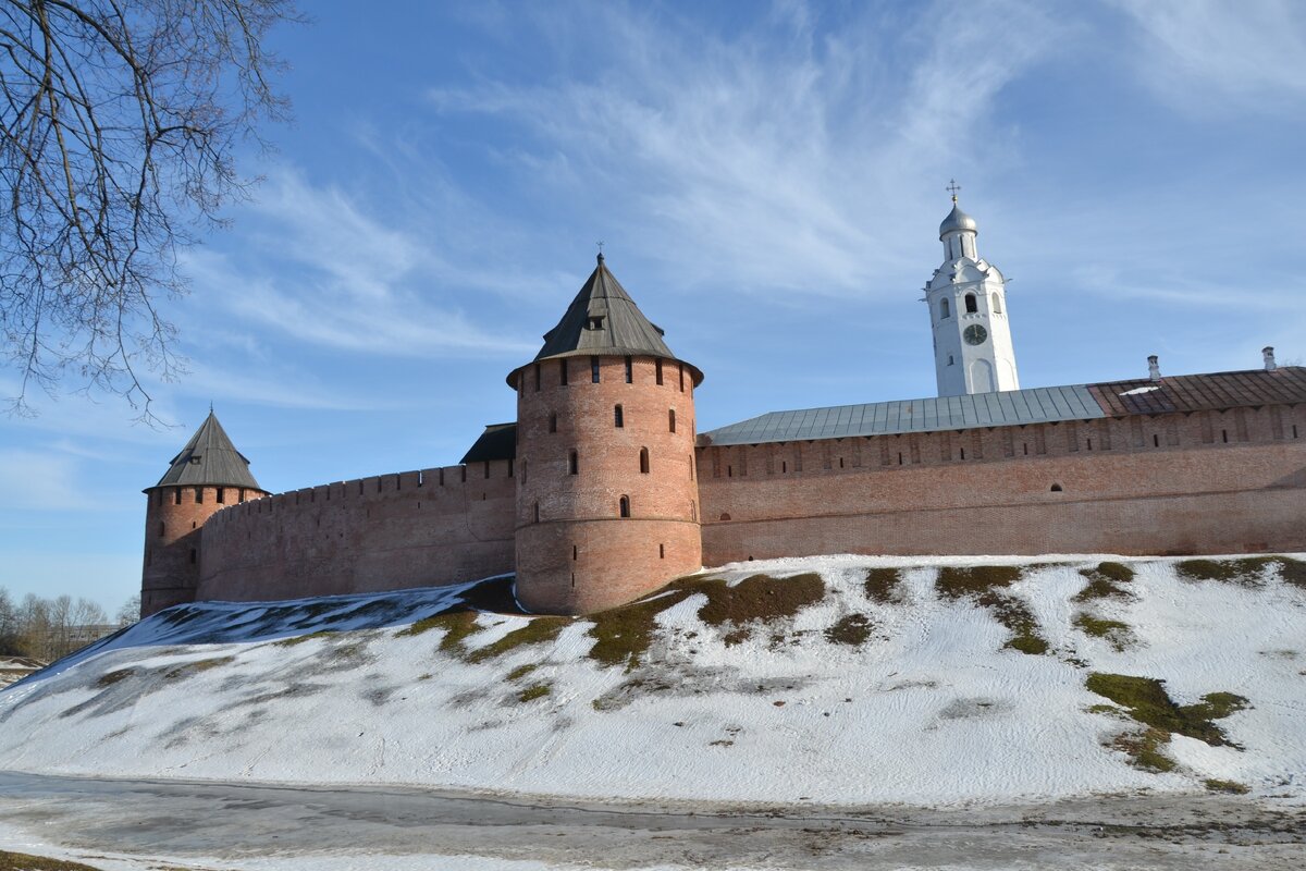 Вот он Новгородский Кремль. Стены впечатляют.