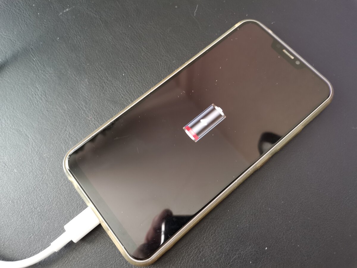 Пять минут пытается заряжаться, а потом выключается окончательно.