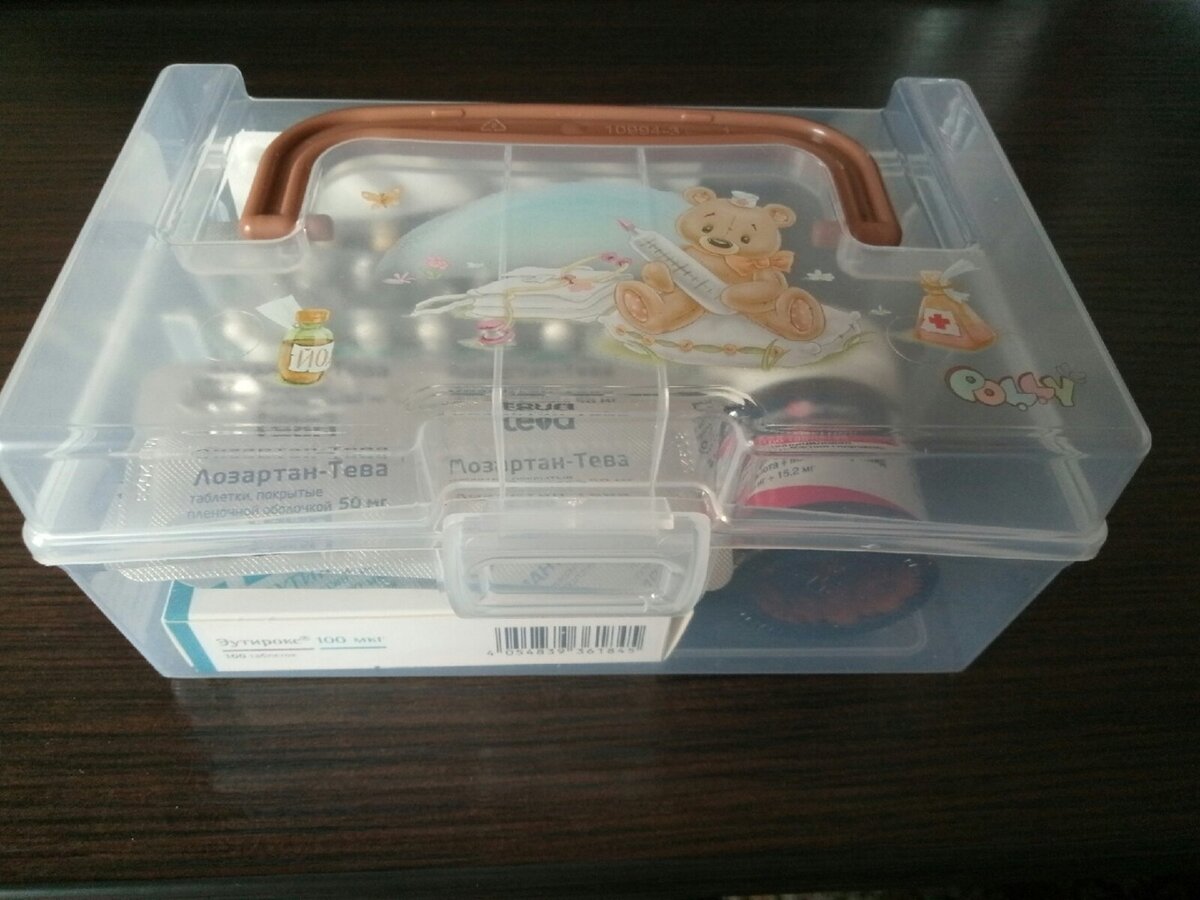 В этом контейнере только бабушкины таблетки, которые ей нужно принимать ежедневно...