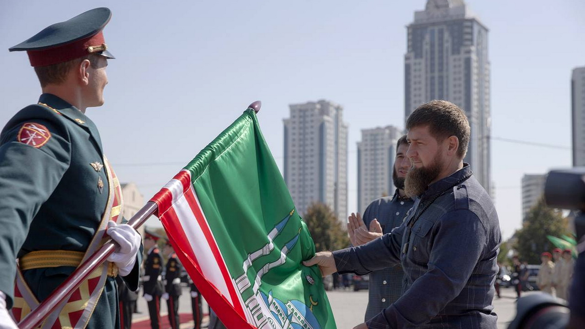 Ичкерия сейчас. Флаг Чеченской Республики Ичкерия. Флаг Чечни с Рамзаном Кадыровым. Кадыров Ичкерия.