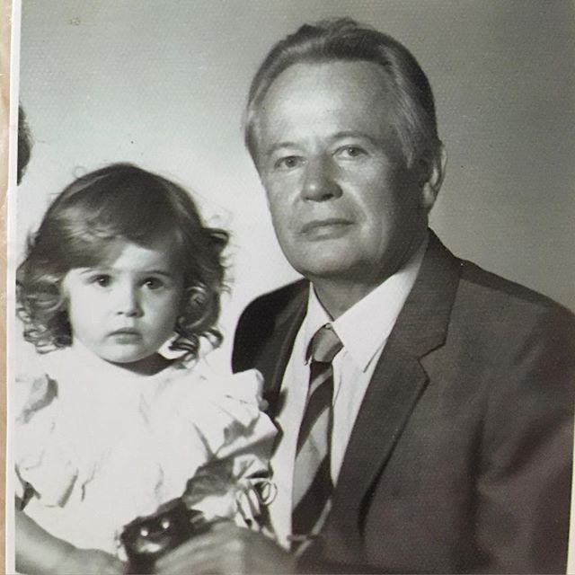 Анна Горшкова в детстве, с дедом