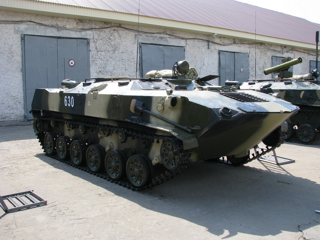 Фото из интернета. Иногда из ангаров выкатывали вручную.