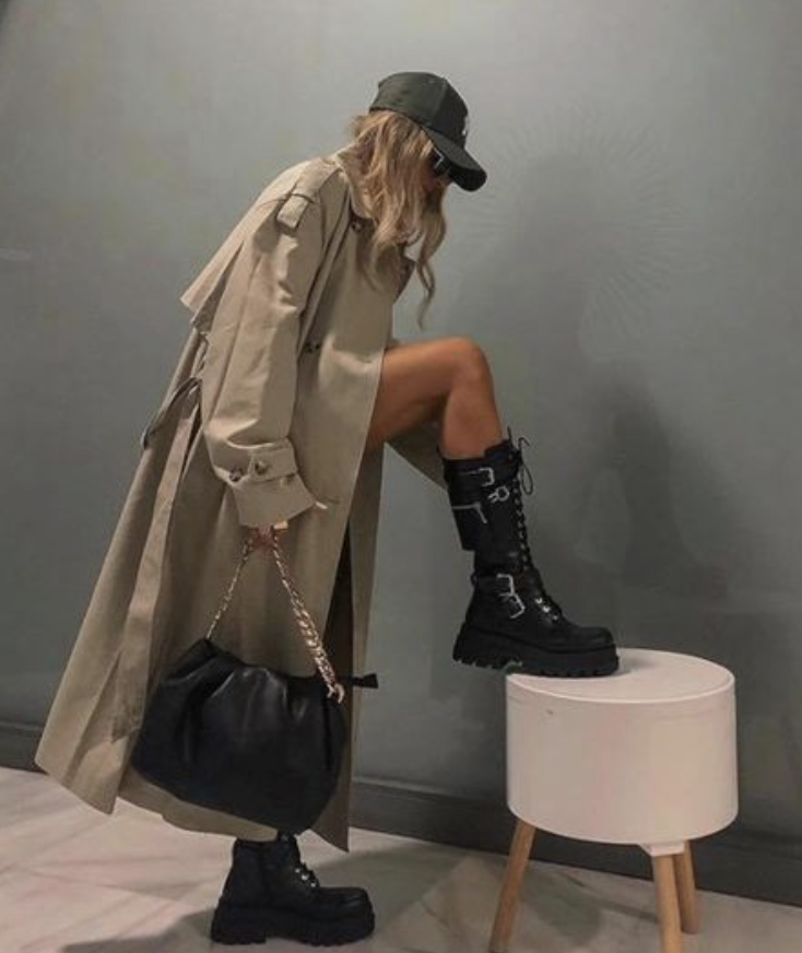 Тренч с грубыми ботинками