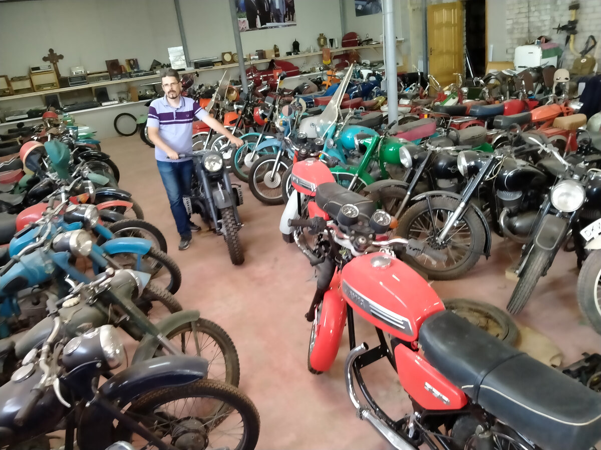 На самом деле их никто не считал. Большинство на ходу, но часть ещё на реставрации. 