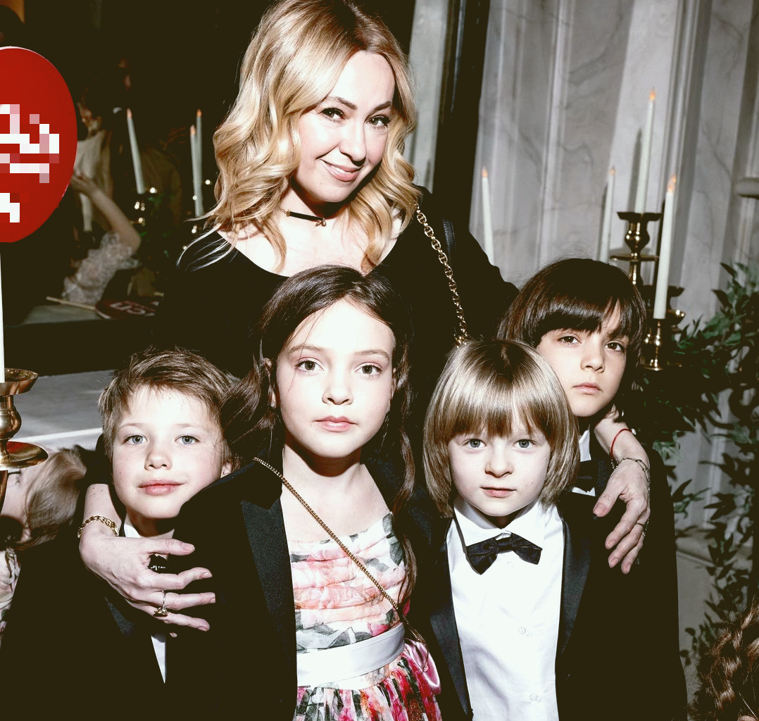 Яна с сыночком Сашенькой, Аллой-Викторией и Мартином Киркоровыми и Арсением Аршавиным. "Продолжатели спортивных и музыкальных династий!" - восхищается детками Яна