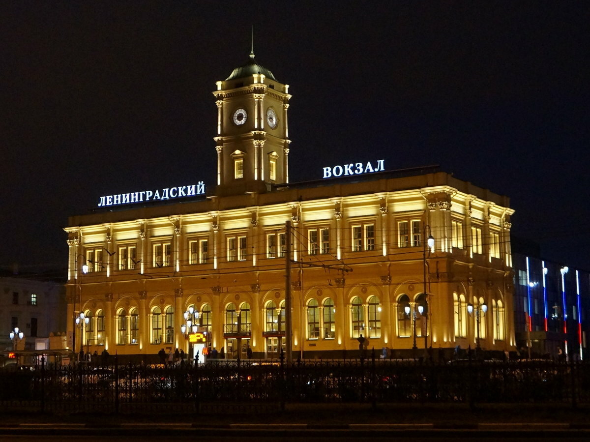 Ленинградский вокзал на Комсомольской площади в Москве.