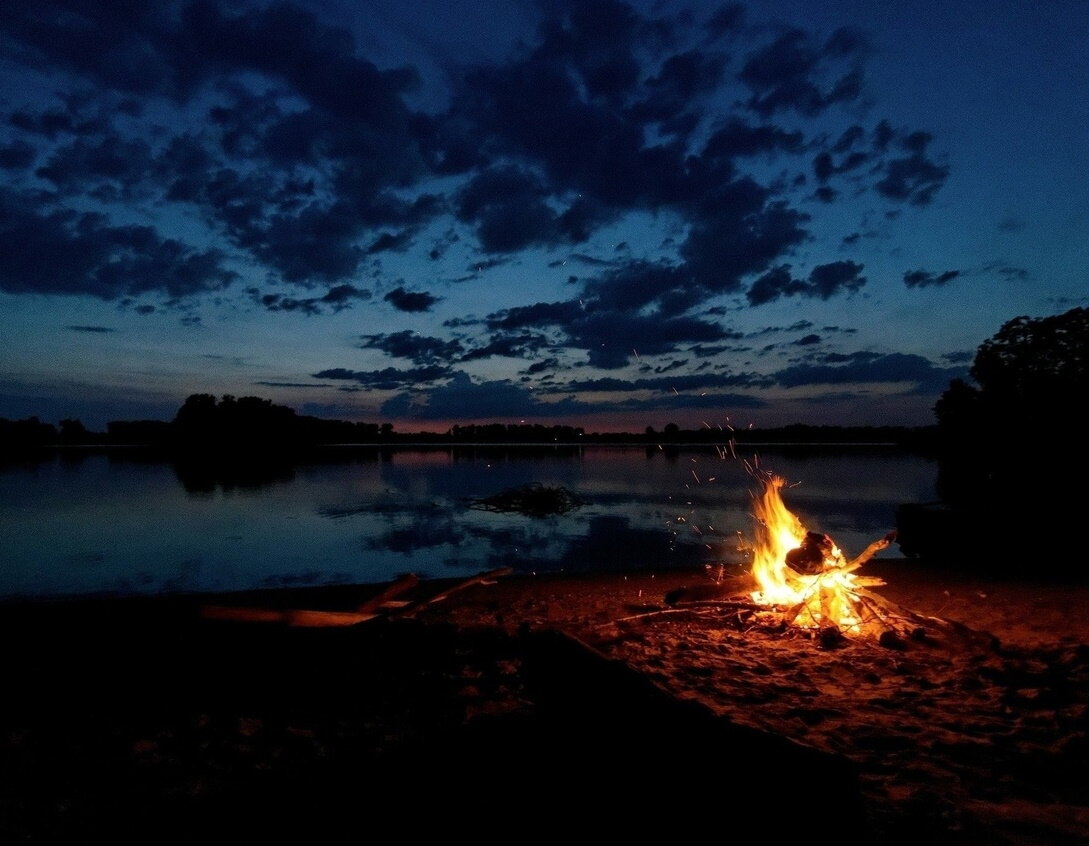 Костёр на берегу водоёма - классика.
Источник: https://sun9-30.userapi.com/impg/JiNw0T2d4U2HeDHRIb2i5CetFFBdWgm0j2mETg/0twblEVXHiw.jpg?size=1280x850&quality=96&sign=91017da2856867c439a7ea5265c71029&c_uniq_tag=_TR9GCGbuGmkaTaBOLRzyEHaInlhR3V8TybYaFGmi2Y&type=album