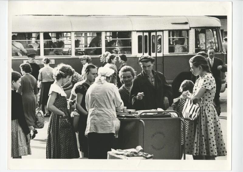 Возле тележки с мороженым. Дмитрий Бальтерманц, 1950-е, МАММ/МДФ.