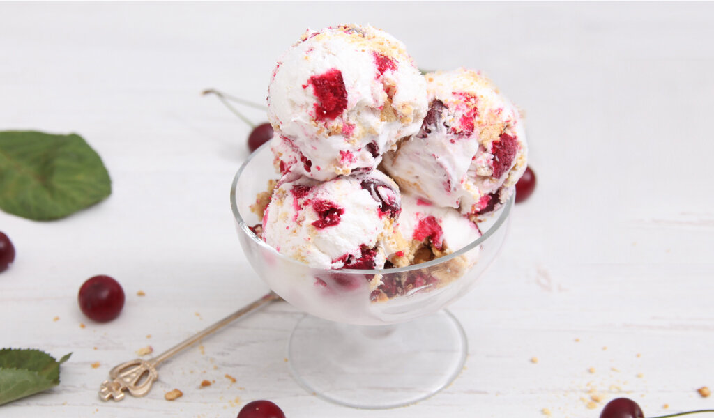 Для канала С.Пудовъ: рецепт ванильного мороженого с вишней и печеньем