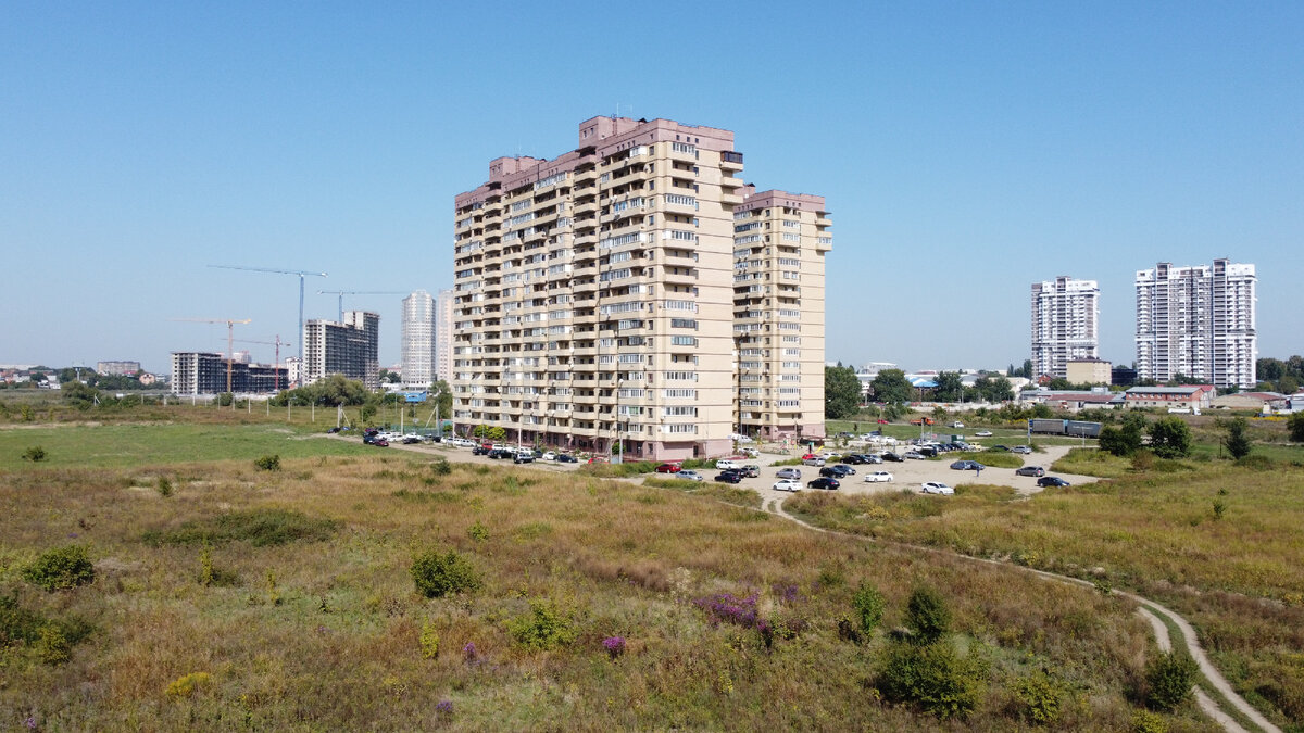 Такие вот у нас есть дома. Прекрасная инфраструктура, не правда ли?)