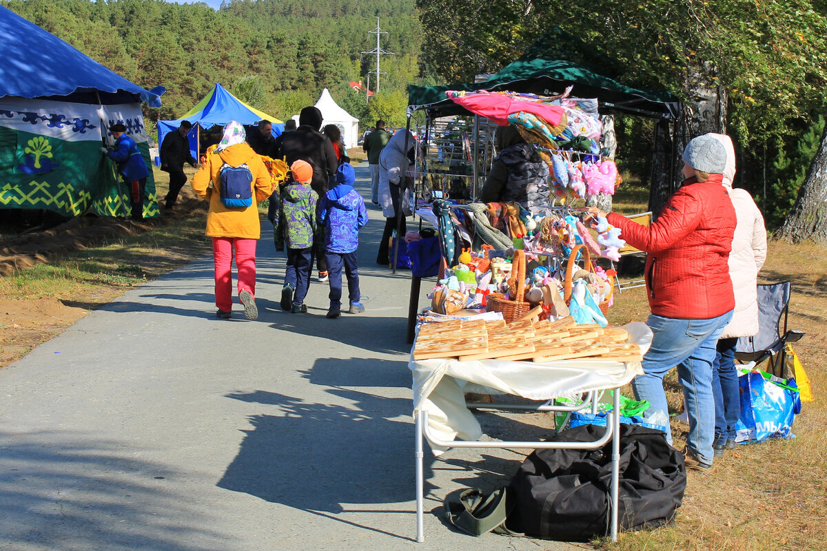 Как водится, на старте продают всё, что только можно – от кофе, пирожков и запечённой на углях рыбы до сувениров и фермерской продукции 