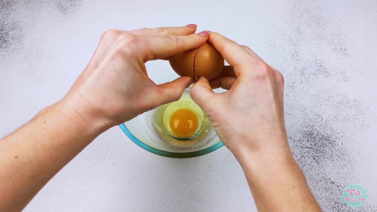 В миску разбить 3 яйца.