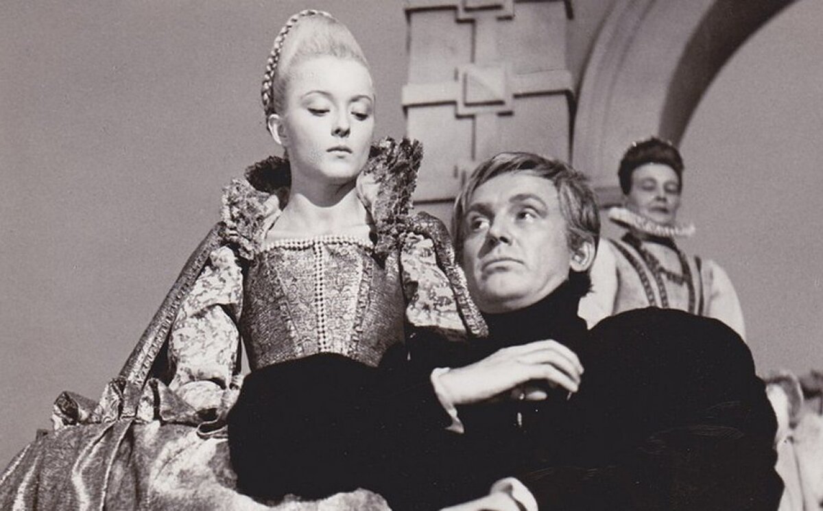 Анастасия Вертинская и Иннокентий Смоктуновский в фильме «Гамлет» (СССР, 1964, реж. Г. М. Козинцев)