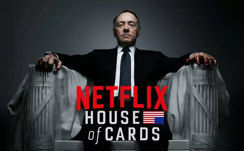 Политический триллер режиссера Бо Уиллимона, который рассказывает историю Фрэнка Андервуда, целеустремленного конгрессмена Демократической партии. Сильней всего он желает подниматься вверх по карьерной лестнице, поэтому заключает сделку с Гарретом Уокером, претендентом в президенты США. В обмен на помощь в кампании Уокер обещает, что Андервуд станет государственным секретарем, но после избрания забывает об этом. Тогда мстительный конгрессмен начинает строить план мести. В сериале сыграли Кевин Спейси, Робин Райт и Майкл Келли.