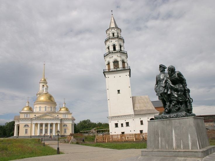 Памятник Петру I и Никите Демидову, установленный возле Наклонной башни Демидовых в Невьянске.