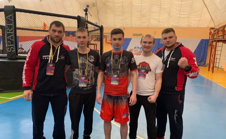 На чемпионате и первенство ЦФО по ММА бойцы клуба СКСЕ "Шанс" с представителями Fedor Team Анатолием Токовым и Кириллом Сидельниковым