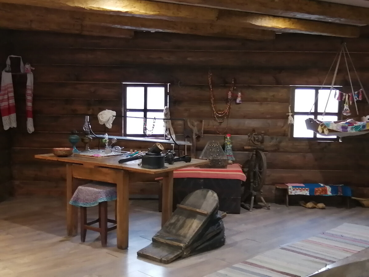 Начинается все с истории промысла и изготовления стеклянных пуговиц