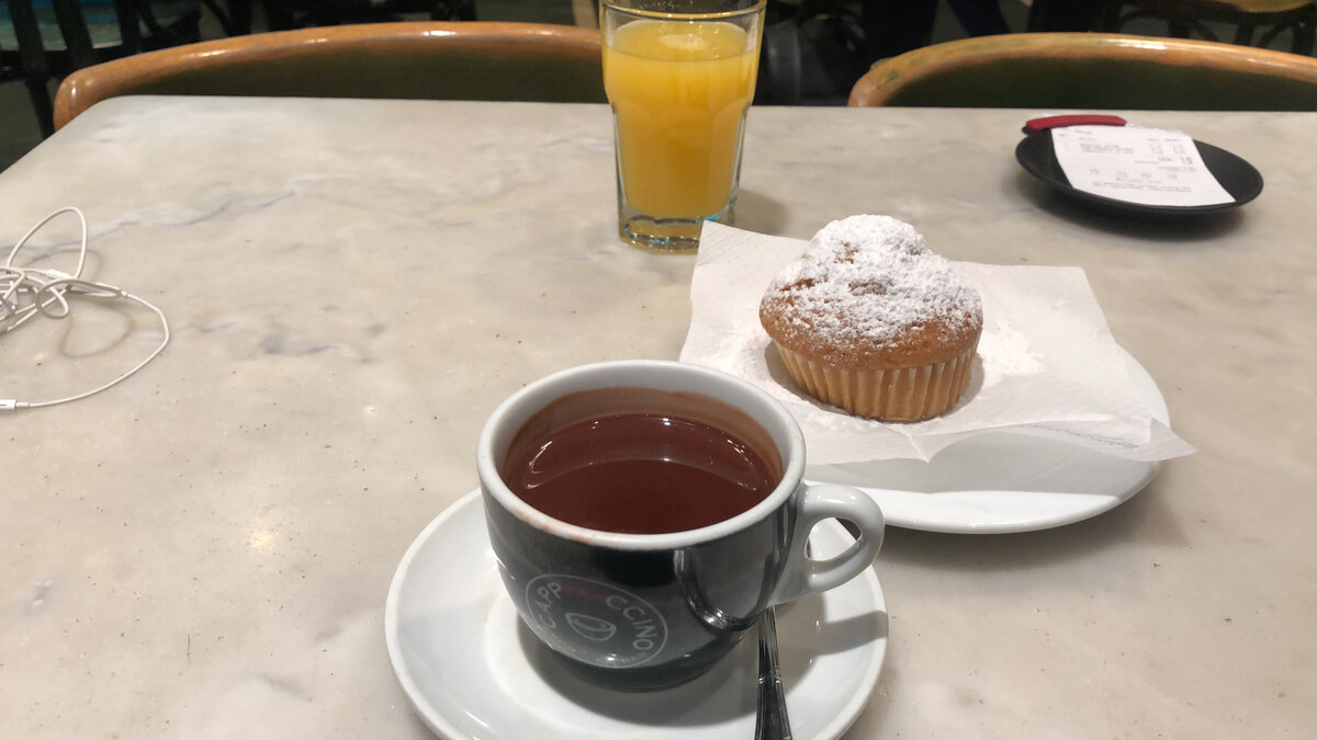 Горячий шоколад, магдалена и сок! Это было вкусно! 