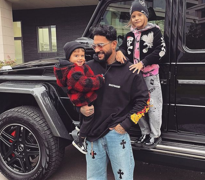 Тимати с дочкой Алисой и сыном Ратмиром. Фото: instagram.com/timatiofficial/