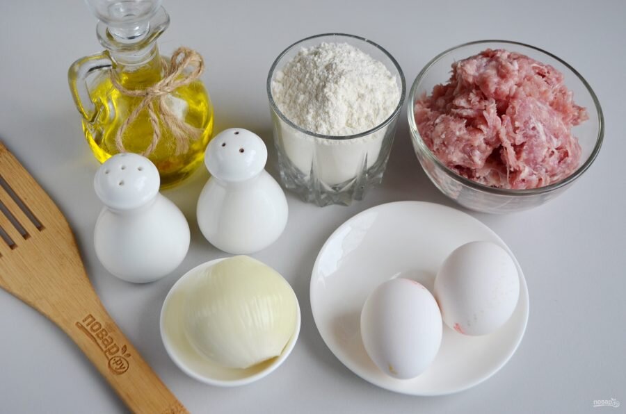 
Подготовьте продукты для теста и фарша. Я использую смешанный фарш: кусок говядины, свинины.