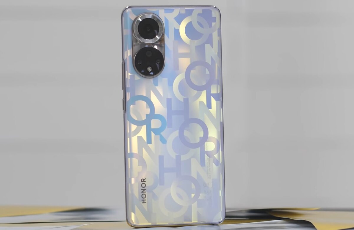 HONOR 50 в, пожалуй, самой дерзкой расцветке. Источник: YouTube-канал Mobiltelefon.ru