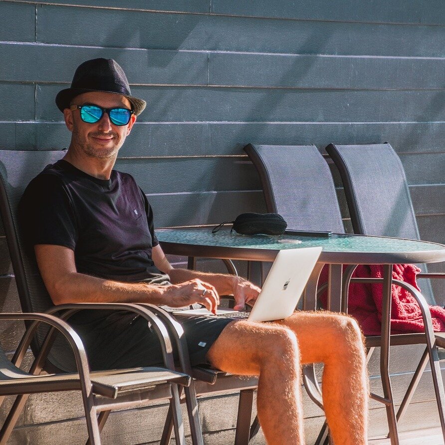 Многие развлекаются на сайтах знакомств просто от скуки, "ничего серьезного"