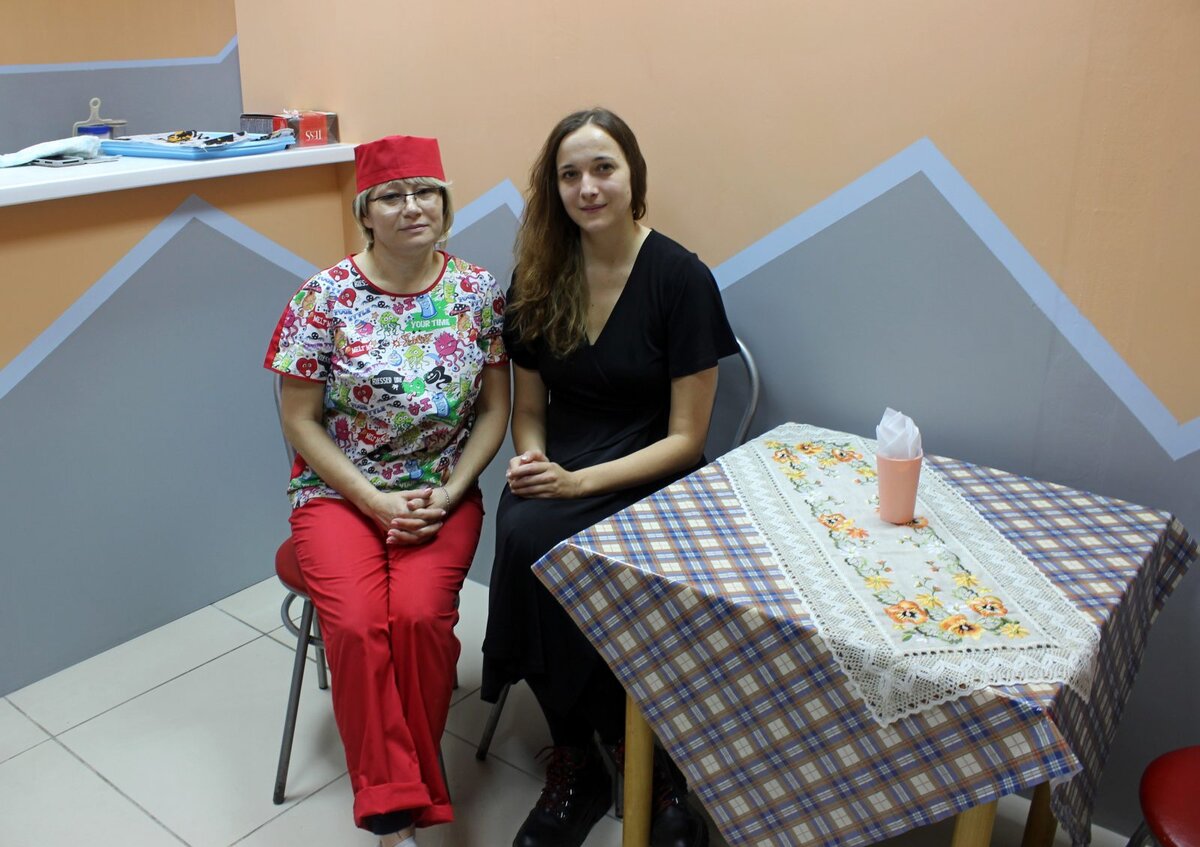 Повар Альбина и Галя за столом в столовой
