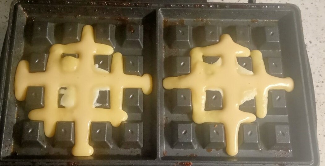 Тесто блинное наливаю в вафельницу.