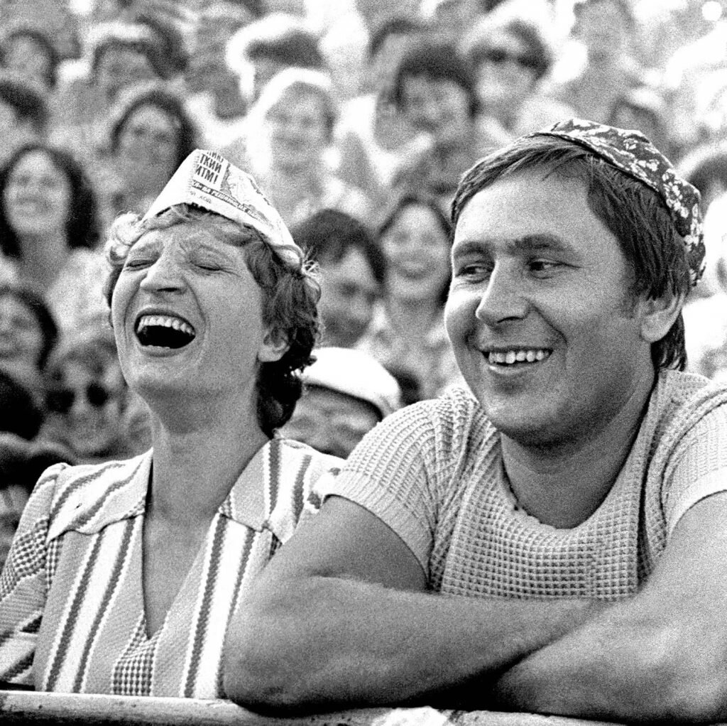 Советский. Фотожурналист Советской эпохи Владимир ролов.. Советские люди. Счастливые советские люди. Советские люди смеются.