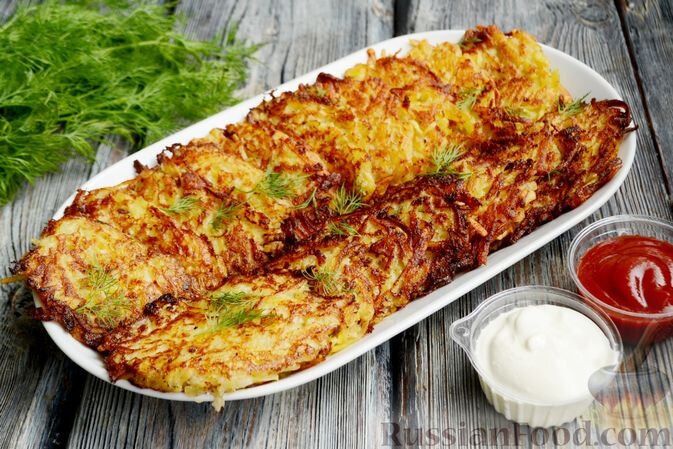 картофель, сало свиное, лук репчатый, чеснок, яйца, соль, перец молотый, масло растительное, зелень укропа, сметана, кетчуп