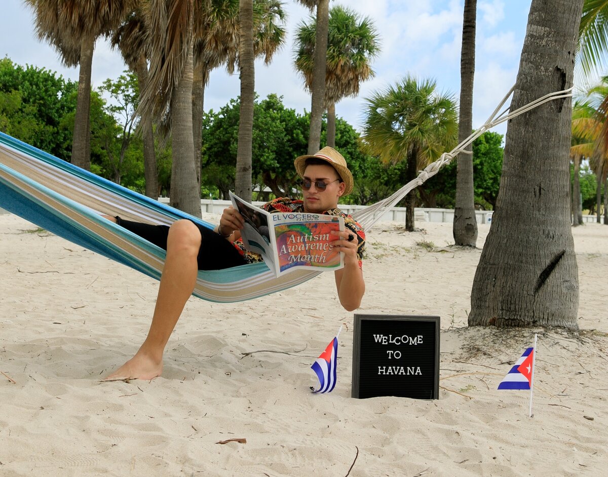 Кубинец лежит в гамаке на пляже и читает газету. Источник: https://clck.ru/ZSYJf