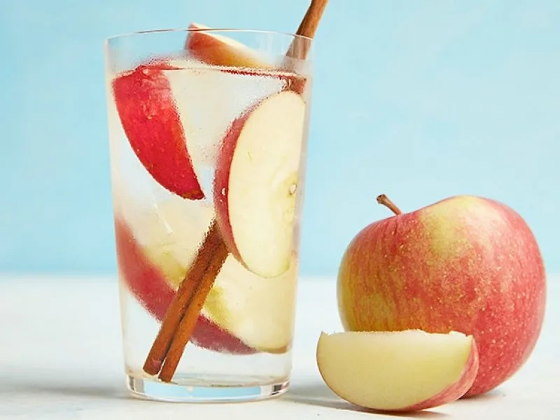Рецепт воды с яблоками. Эппл синаммон. Детокс вода с яблоком и корицей. Напиток из яблок с корицей. Коктейль с яблоком.