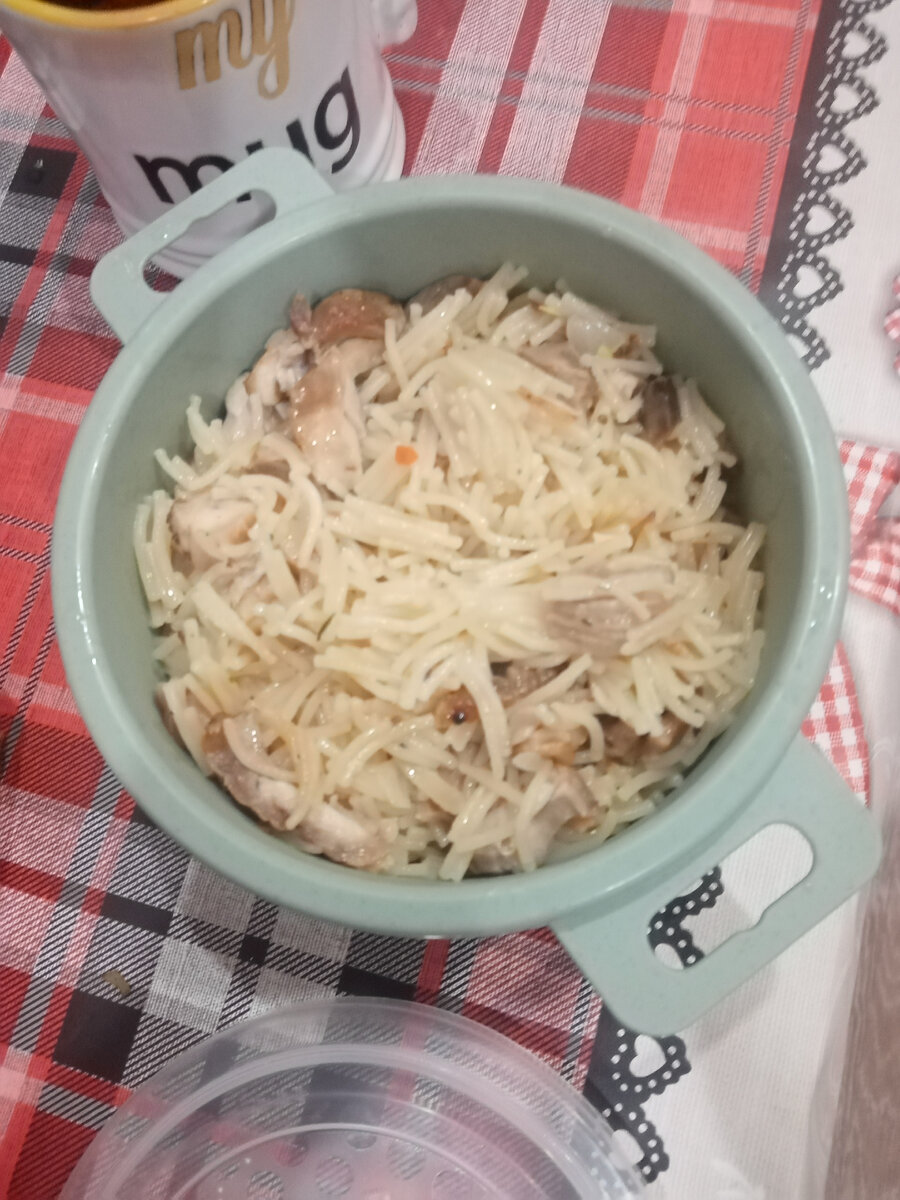 Вермишель с мясом и луком.