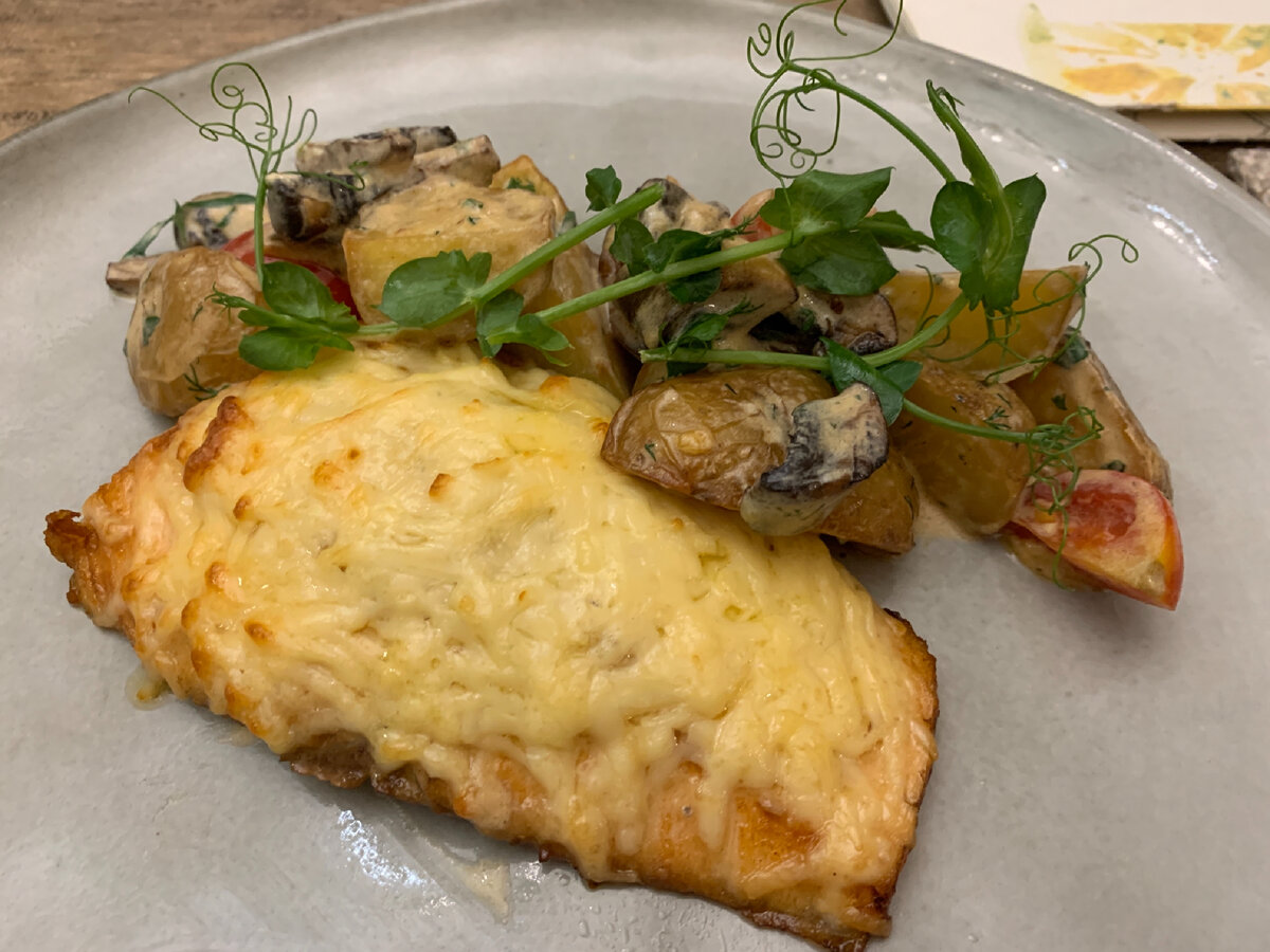 Рыбка под сыром с запечённым картофелем. Фото автора 