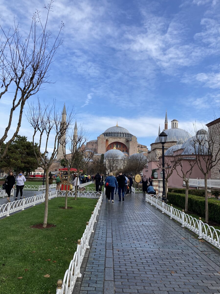 Сквер между  Айя- София и Голубой мечетью. 