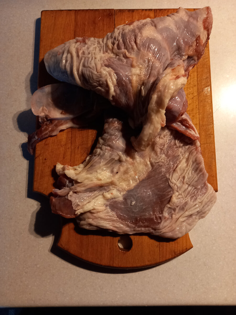 Берем пашину молодого козлика, моем, мелко режем, выкладываем на чугунную сковороду. И другую, но с толстым дном. Я не использую масло для жарки, в пашине есть жир и он растопится при нагревании и мясо обжарится в собственном соку.