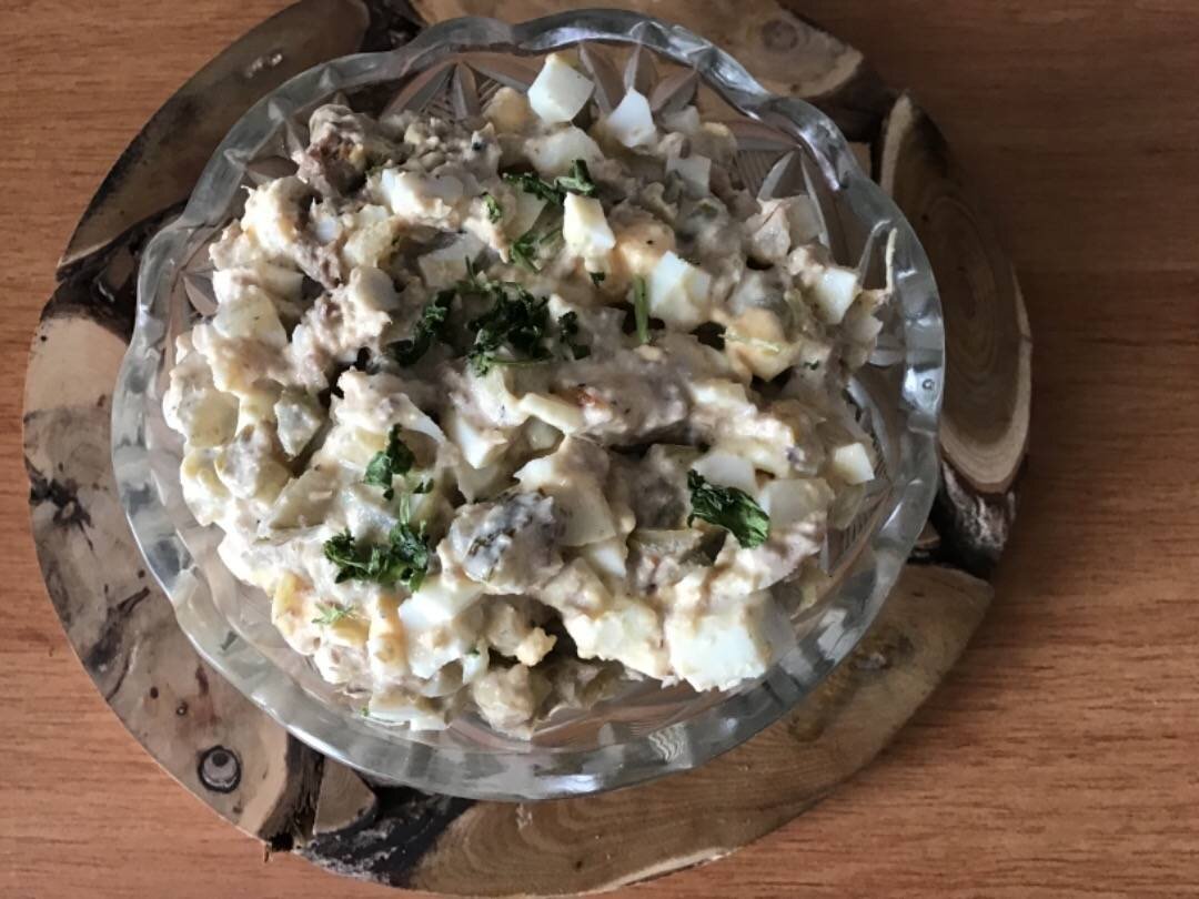 Салат с рыбными консервами, яйцами и луком