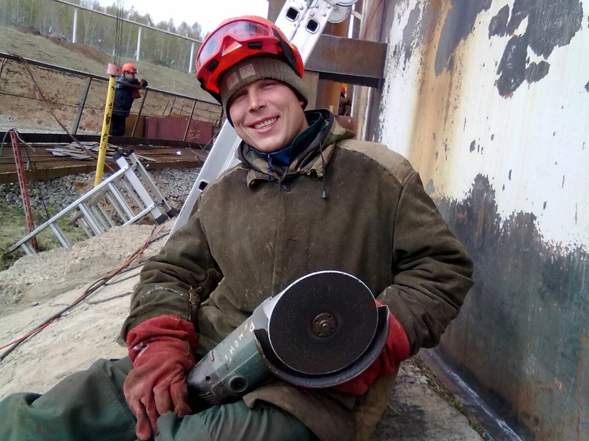 Мне было 24 года, не женат, ездил по России за счёт организации).