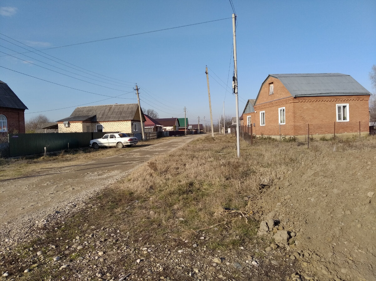 На хуторе много новых и просторных кирпичных домов:  часто в них живут большими семьями.