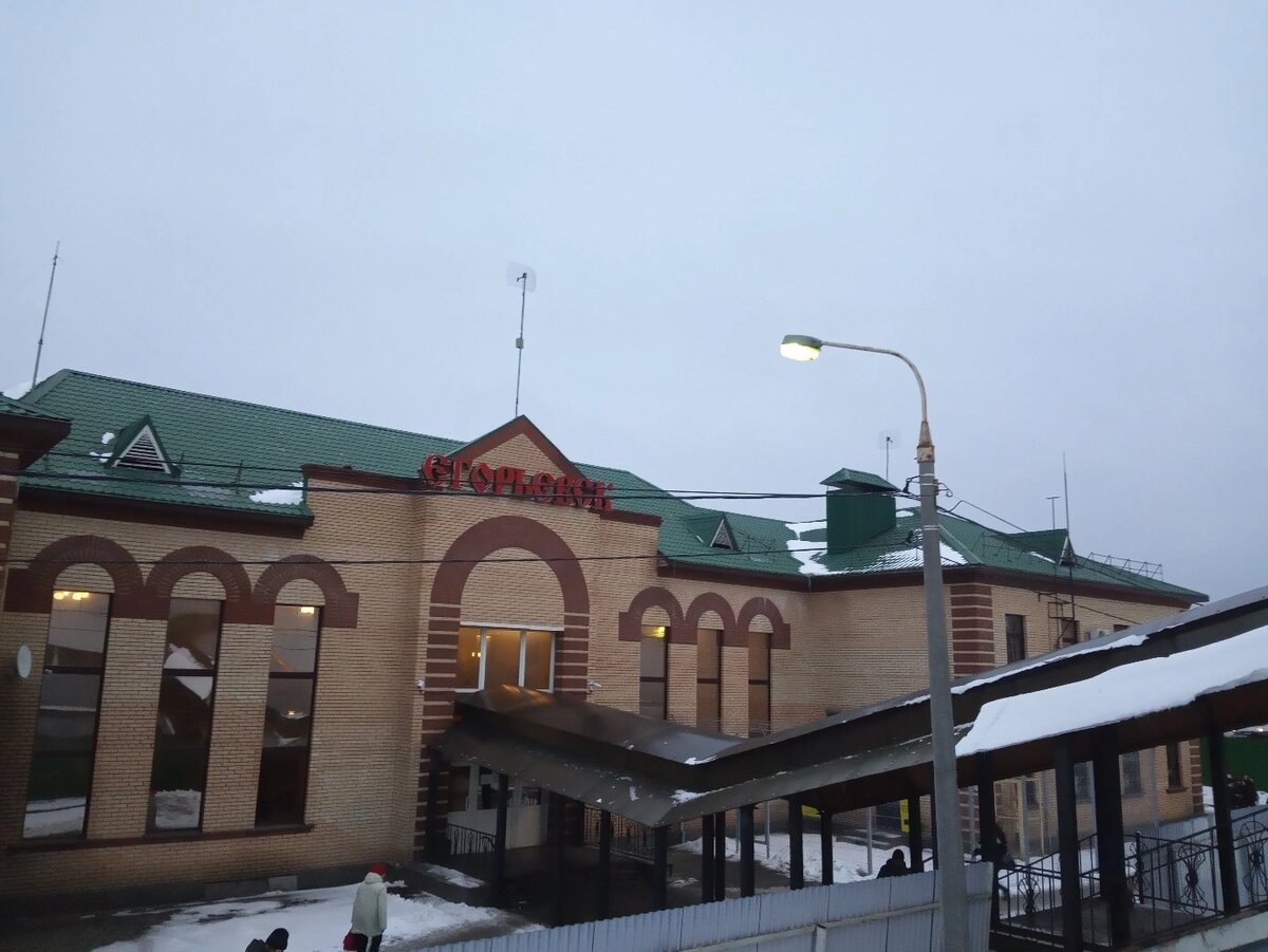 Здание вокзала. Приятно видеть, что это не красно-серо-чёрное создание. 